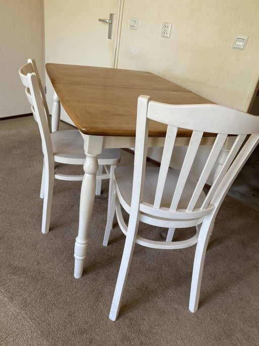 Mesa de comedor vintage con 2 sillas.