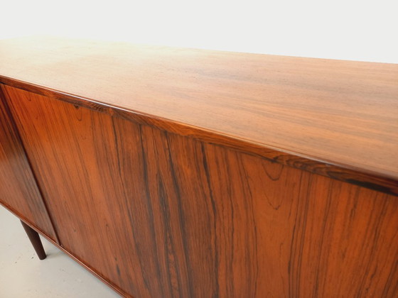 Image 1 of Vintage Scandinavisch dressoir van palissanderhout, ontworpen door de Deense designer Arne Vodder, daterend uit de jaren 60.