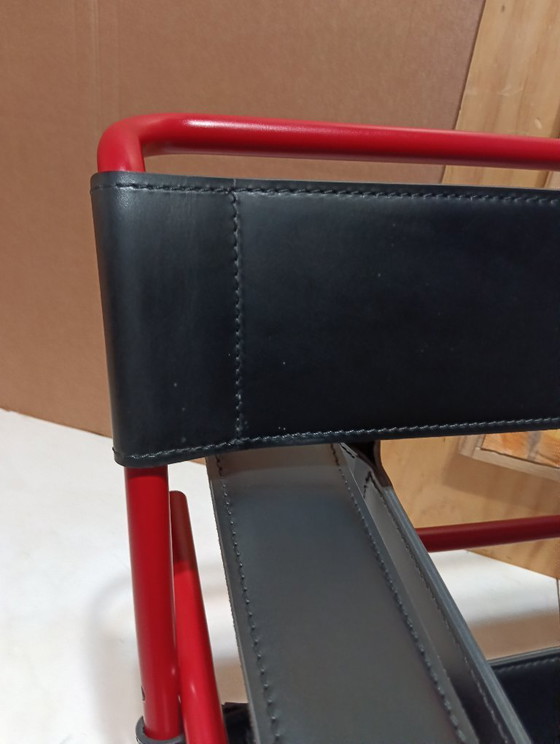 Image 1 of Bolso Knoll Wassily B3 rojo mate, nuevo-usado, en piel negra, de Marcel Breuer.