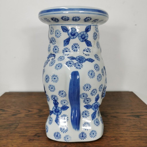 Table d'appoint vintage en céramique bleue de Delft, style chinoiserie. Éléphant.