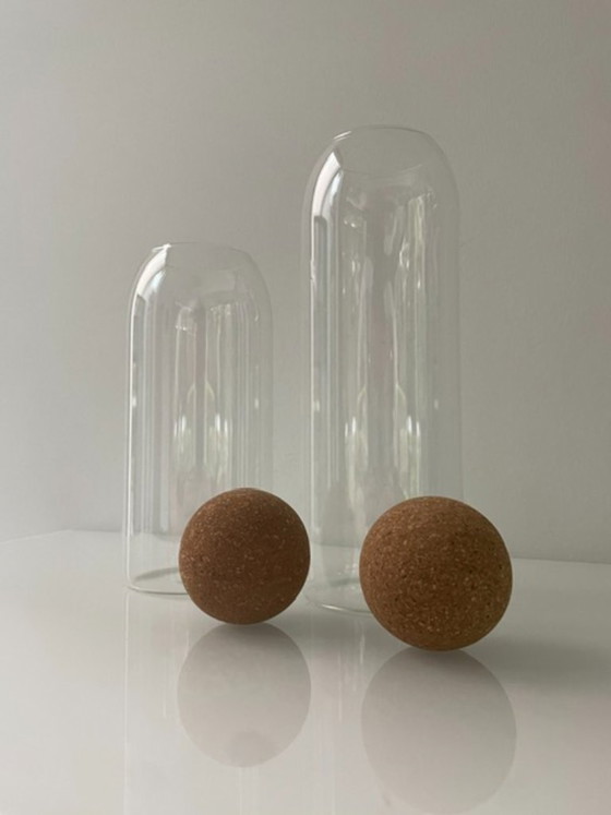 Image 1 of Juego de 2 tarros de cristal para almacenamiento con tapas abovedadas de corcho.