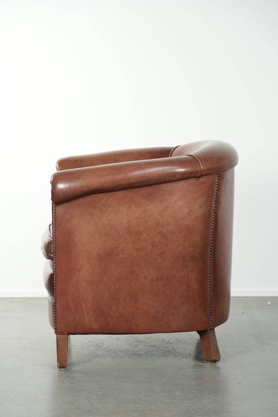 Image 1 of Rundleren clubfauteuil in een mooie donkere cognac kleur in Engelse stijl