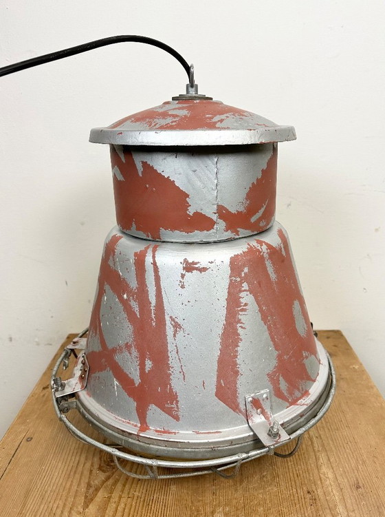 Image 1 of Suspension industrielle en forme de cage avec abat-jour en verre, de Mesko, années 1970