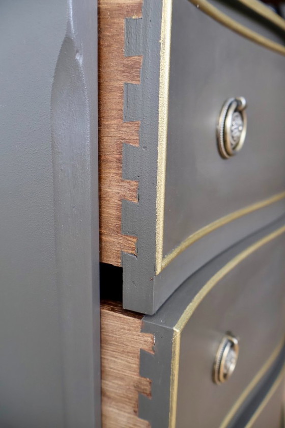 Image 1 of Comò vintage Serpentine con dettagli dorati dipinti a mano