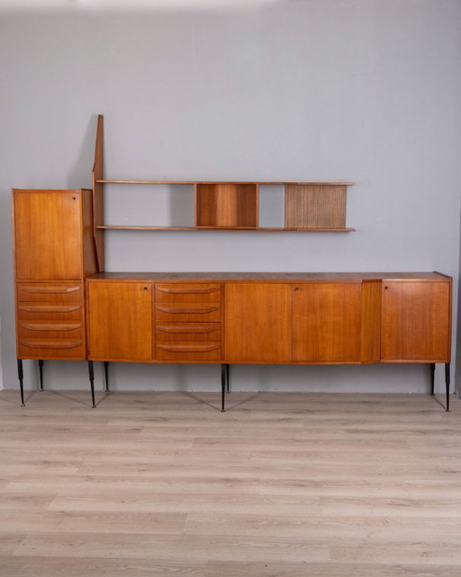 Vintage teakhouten dressoir uit de jaren 60 met wandmontagesysteem, Italiaans design.