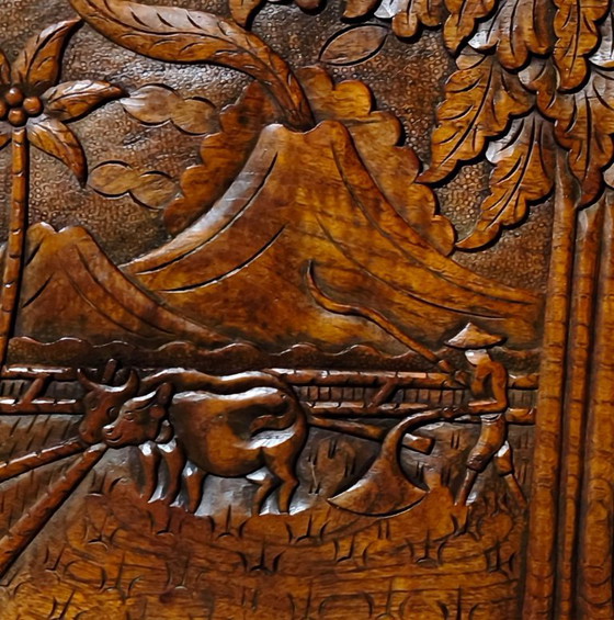 Tavolino vintage balinese in teak intagliato a mano con gambe di drago (Naga) e paesaggio vulcanico (photo 8 of 11)