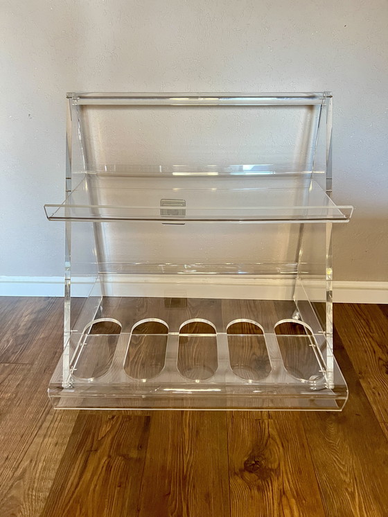 Image 1 of Chariot de service Space Age/Atomic Age des années 70 en verre Lucite/acrylique sur roulettes chromées avec 5 compartiments à bo