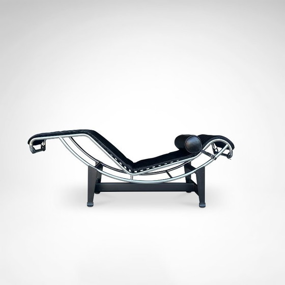 Image 1 of Chaise longue double LC4 en peau de poney, conçue par Le Corbusier pour Cassina dans les années 1990.
