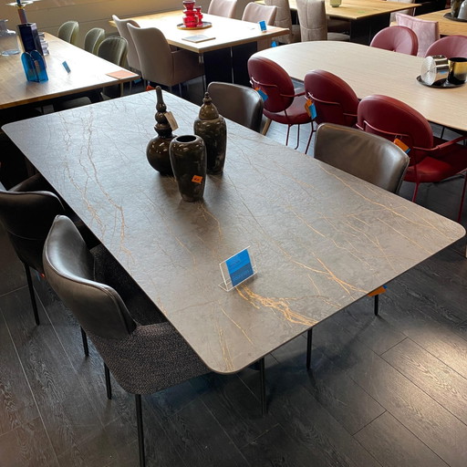 Maro – Bert Plantagie, eettafels