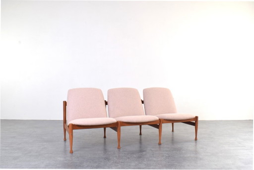 Sofá de mediados de siglo diseñado por Marian Grabiński en la década de 1960. – 3 5 zitsbanken, Wood, Wool (photo 2 of 11)