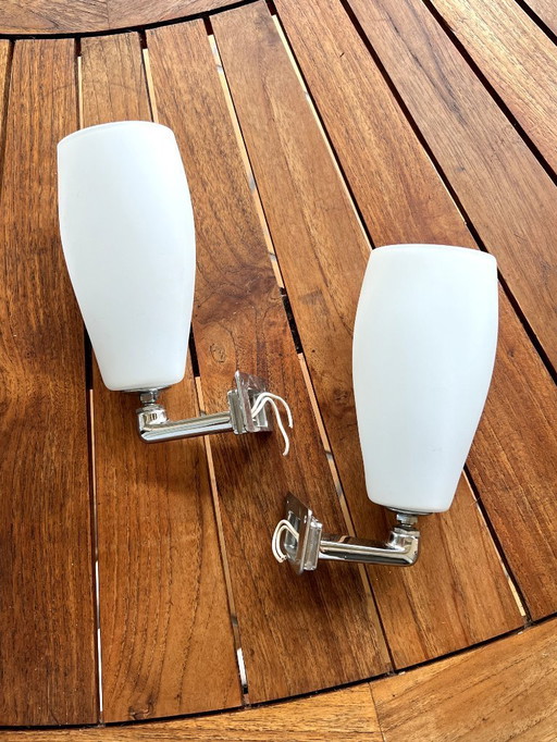 Paire d’appliques vintage INDA – chrome & opaline blanche orientables – Italie, Circa 1970