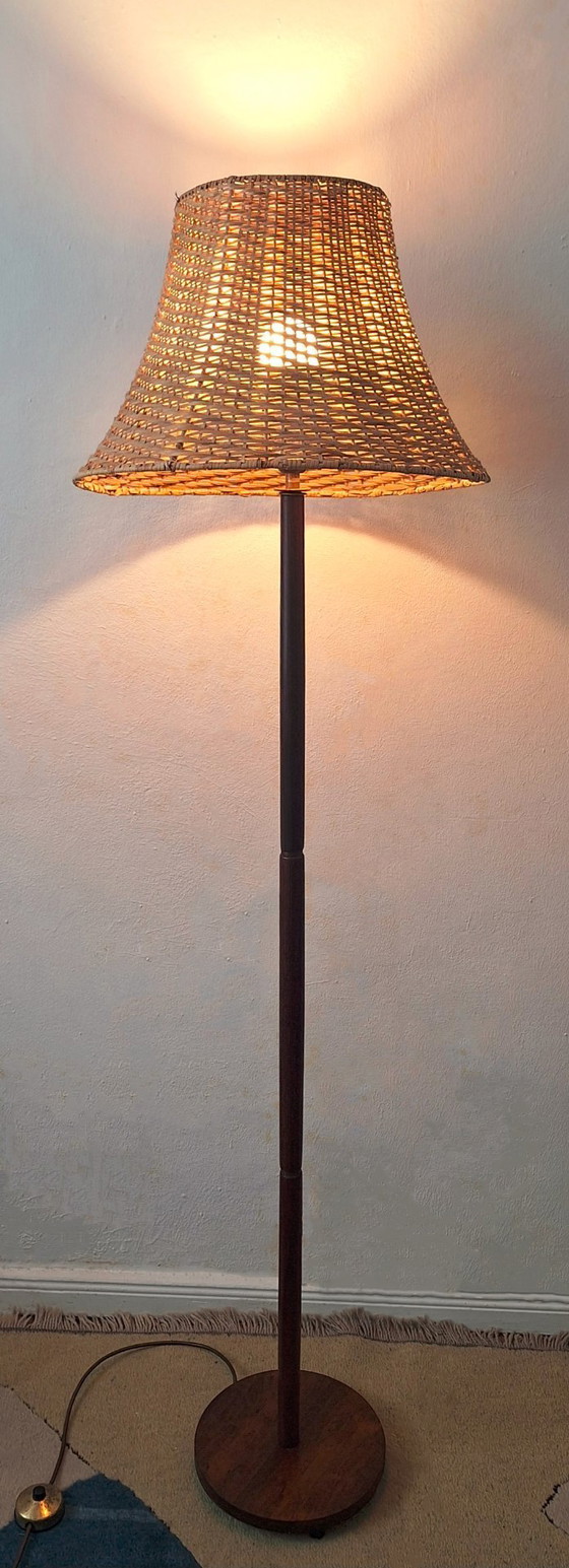 Image 1 of Lámpara de pie de palisandro de mediados de siglo con pantalla de ratán, Suecia, década de 1960.