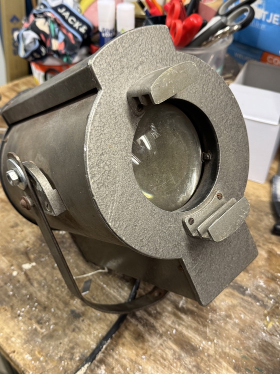 Image 1 of 💡 Lampadaire industriel chargé d'histoire | La précision suisse rencontre l'éclairage scénique néerlandais