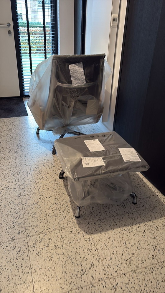 NEU Vitra Eames 124 & 125 Anthrazitgrau – Stühle und Loungesessel, Textile, Metal (photo 3 of 7)