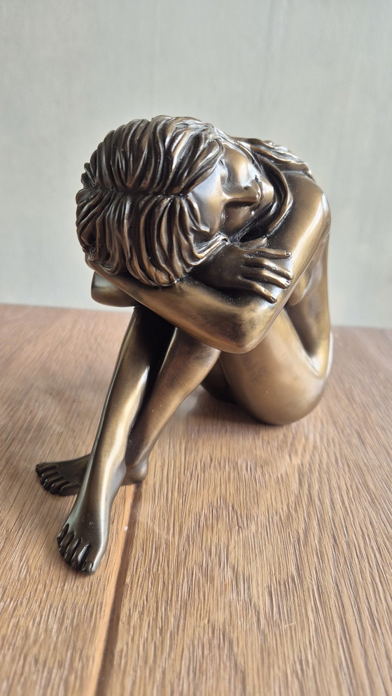 Image 1 of Mujer sentada