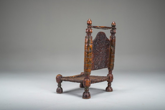 Image 1 of Früher 20. Jahrhundert Handgefertigter niedriger Zedernholzstuhl, Nuristan, 1890er Jahre