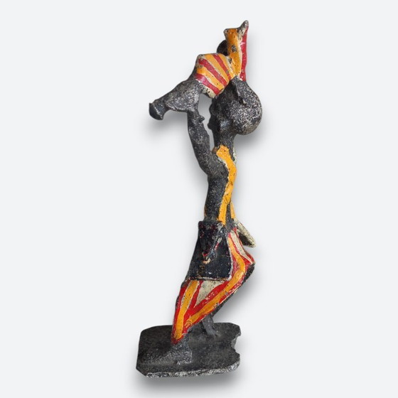 Image 1 of West-Afrikaanse figuratieve sculptuur in metaal – handbeschilderde dragerfiguur – vintage