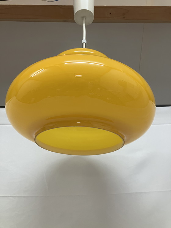 Image 1 of Lampada a sospensione vintage in vetro opalino giallo di Glashutte Limburg