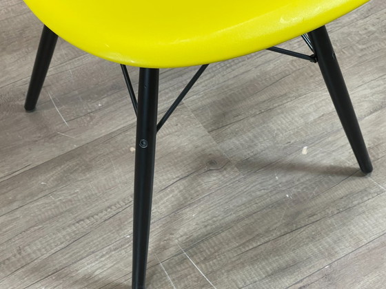 Vitra DSW moutarde/noir - PLUSIEURS EXEMPLAIRES EN STOCK – Chaises & fauteuils, Metal, Plastic (photo 12 of 16)