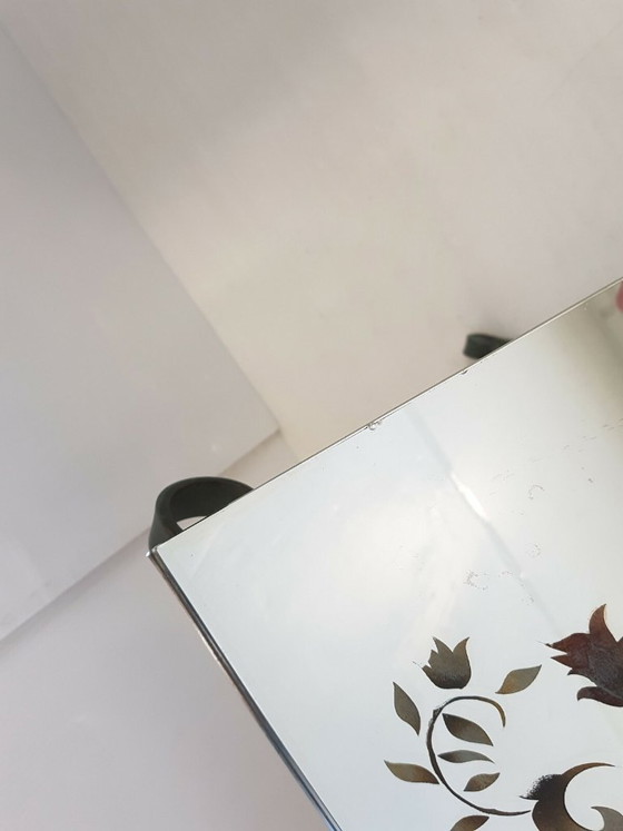 Image 1 of Vintage salontafel uit de jaren 40, groen smeedijzer met spiegelblad en vogeldecoratie.