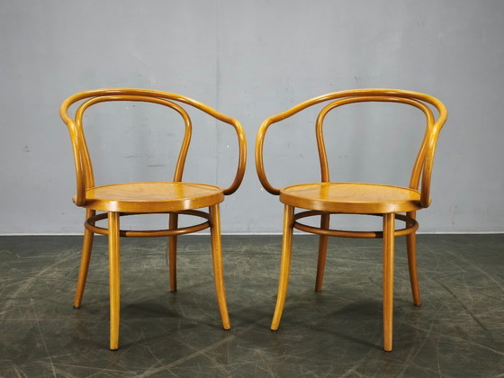 Image 1 of Silla de comedor con brazos TON Modelo 209 de madera curvada de haya, estilo checo, ideal para cafeterías y restaurantes.