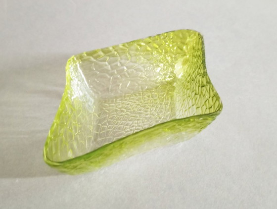 Image 1 of Kralik art-deco/jugendstil emerald crystal martele-decorated serving bowl with handle, 1910s