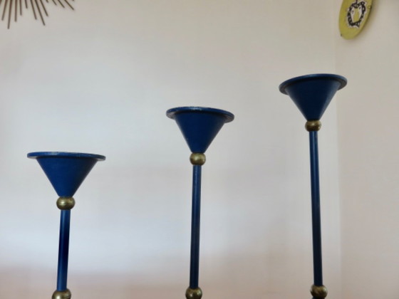Image 1 of Série de 3 bougeoirs scandinaves, moderniste, métal laqué bleu et laiton années 70