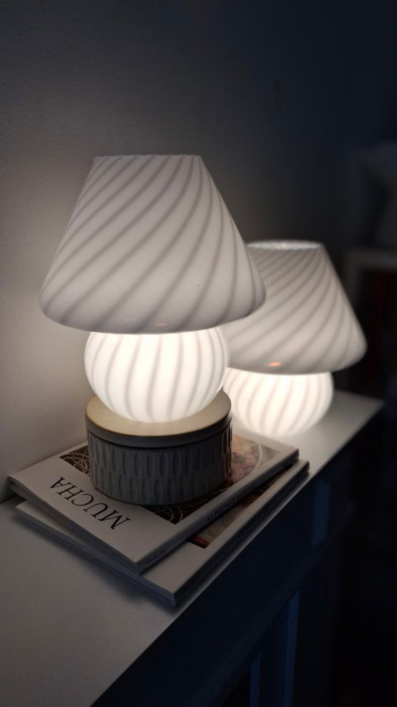 Image 1 of Paire de lampes champignon en verre tourbillonnant de style Murano – Blanc – État neuf
