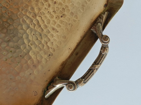 Image 1 of Vintage dienblad van gehamerd messing met decoratieve handgrepen – Art Nouveau-stijl
