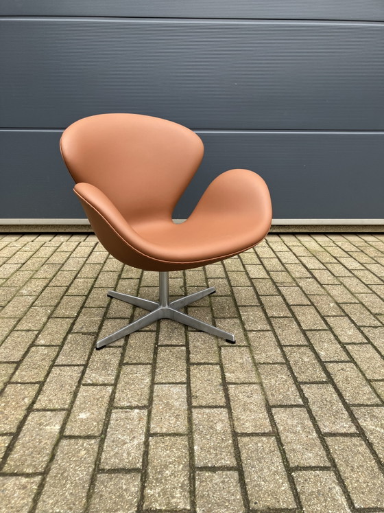 Image 1 of 3 sillas Swan de Fritz Hansen, de cuero color coñac, ¡en perfecto estado!