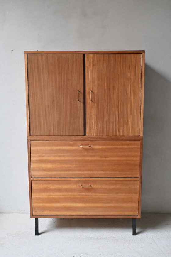 Image 1 of Precioso y elegante aparador/vitrina de pared de mediados de siglo.