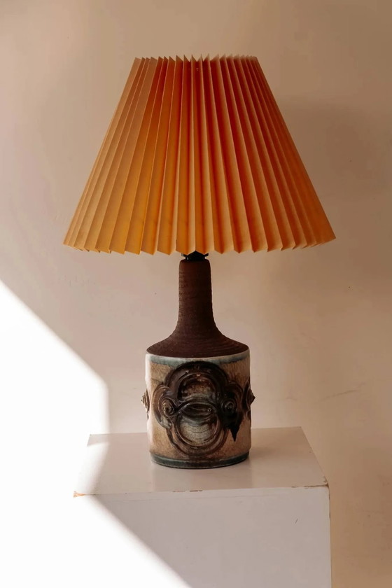 Keramische Tischlampe von IB Oluf Hansen mit plissiertem Schirm. – Tischlampen, Porzellan, Keramik, Vintage (photo 3 of 7)