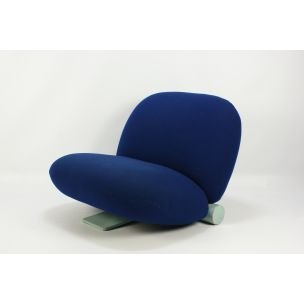 Image 1 of Vintage 200 Lounge Chair for Artifort in blue fabric and wood 1980