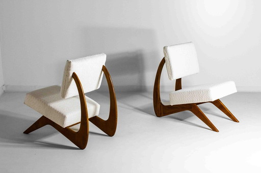 Paar sculpturale modernistische loungestoelen in walnoot en bouclé