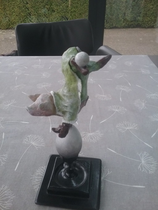 Beeldje dansend varken van kunstenaar Eugène Peters  Er is Maar 1 van gemaakt met de hand geschilderd 