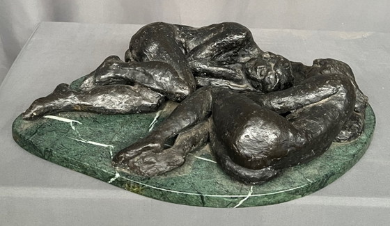 Bronze sculpture of three reclining figures on marble base, Green, Figuratief (photo 3 of 8)
