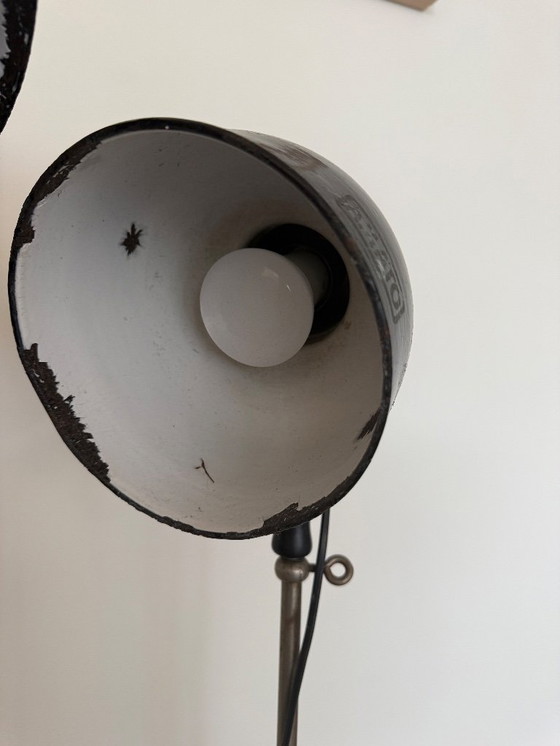 Image 1 of 2 vintage geëmailleerde lampen op statief