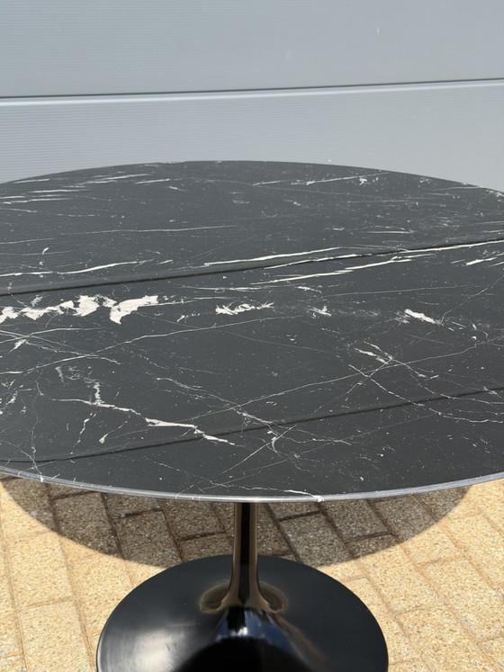 Originaler runder Knoll Tulip Esstisch (137 cm) in Nero Marquina Hochglanz, neuwertiger Zustand!! Eero (photo 15 of 15)