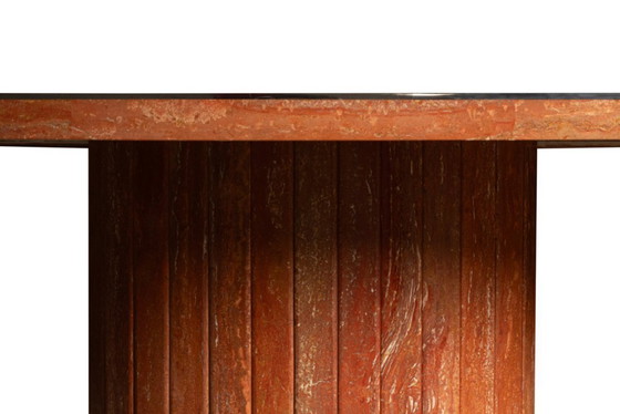 Image 1 of Willy Rizzo. Grote tafel van roodachtig-oranje travertijn. Jaren 70.