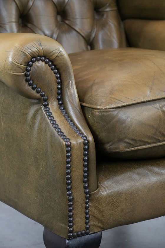 Image 1 of Poltrona Chesterfield con schienale alto in pelle di mucca verde muschio in stile inglese, rifinita con chiodi decorativi