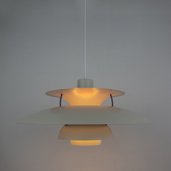 Par de lámparas colgantes PH 5 de 2 pulgadas diseñadas por Poul Henningsen. – Louis Poulsen (photo 2 of 15)
