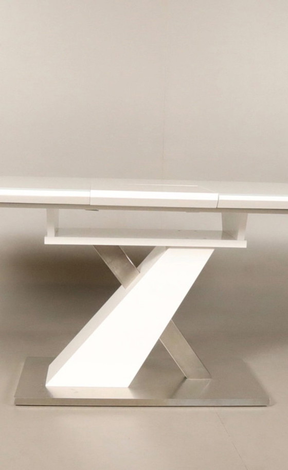 Image 1 of Moderner weißer Holzesstisch mit Edelstahldetails und einer 40 cm breiten, klappbaren Tischplatte