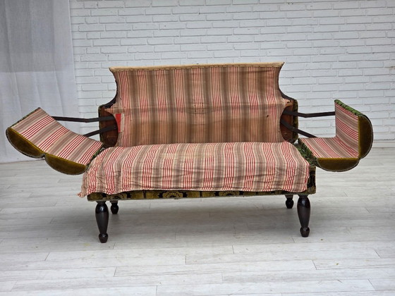 Image 1 of Deense tweepersoons slaapbank/bank met neerklapbare armleuningen uit de jaren 30, bekleed met groen meubelvelours.