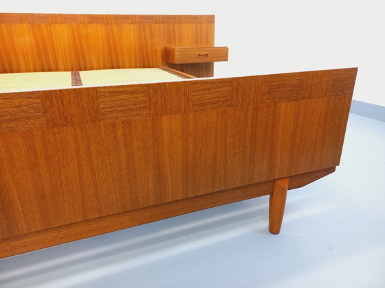Image 1 of Letto matrimoniale vintage scandinavo in teak degli anni '60 con comodini integrati e base a doghe.