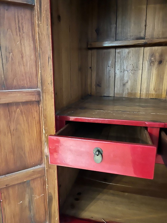 Image 1 of Chinesischer Hochzeitsschrank • Restauriert • Massivholz • Messingbeschläge