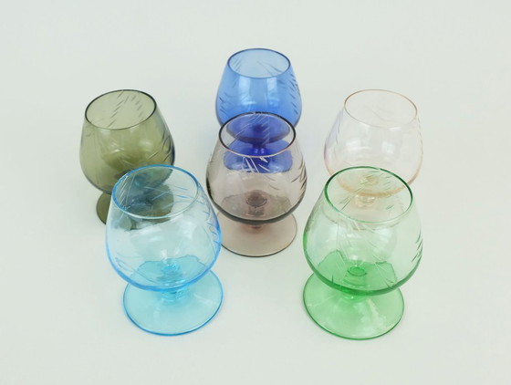 Image 1 of 6 Likörgläser aus der Mitte des Jahrhunderts 1950er 60er Jahre farbiges Glas mit eingeschnittenem Muster