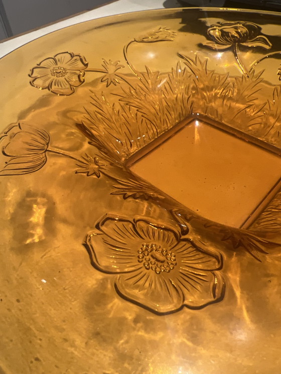Image 1 of Vintage amberkleurige schaal met bloem en bladmotief