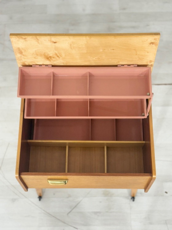 Image 1 of Tavolo da cucito di metà secolo, mobiletto da cucito, tavolino laterale, cassettiera, vintage