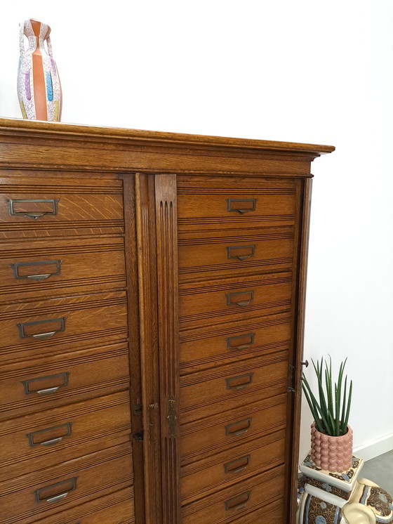 Image 1 of Ancienne commode d'archives en bois