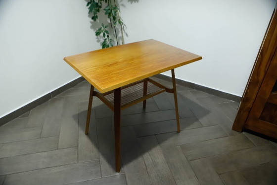 Image 1 of Mesa retro estilo Bruselas con estante tejido rojo – Dřevopodnik Holešov